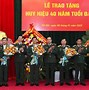 Trao Huy Hiệu Đảng Trong Quân Đội